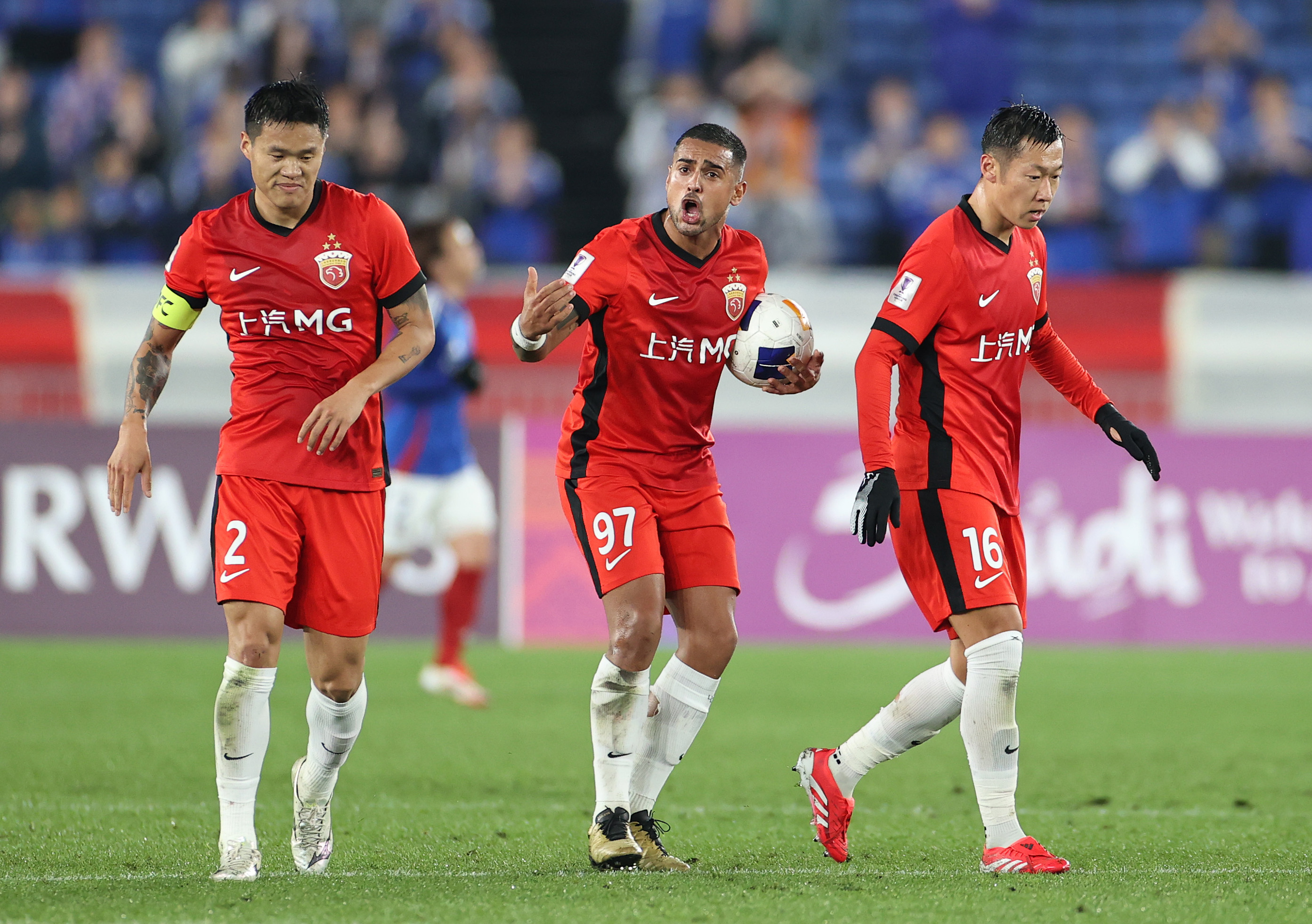 一支东方球队在国际足球赛中夺冠