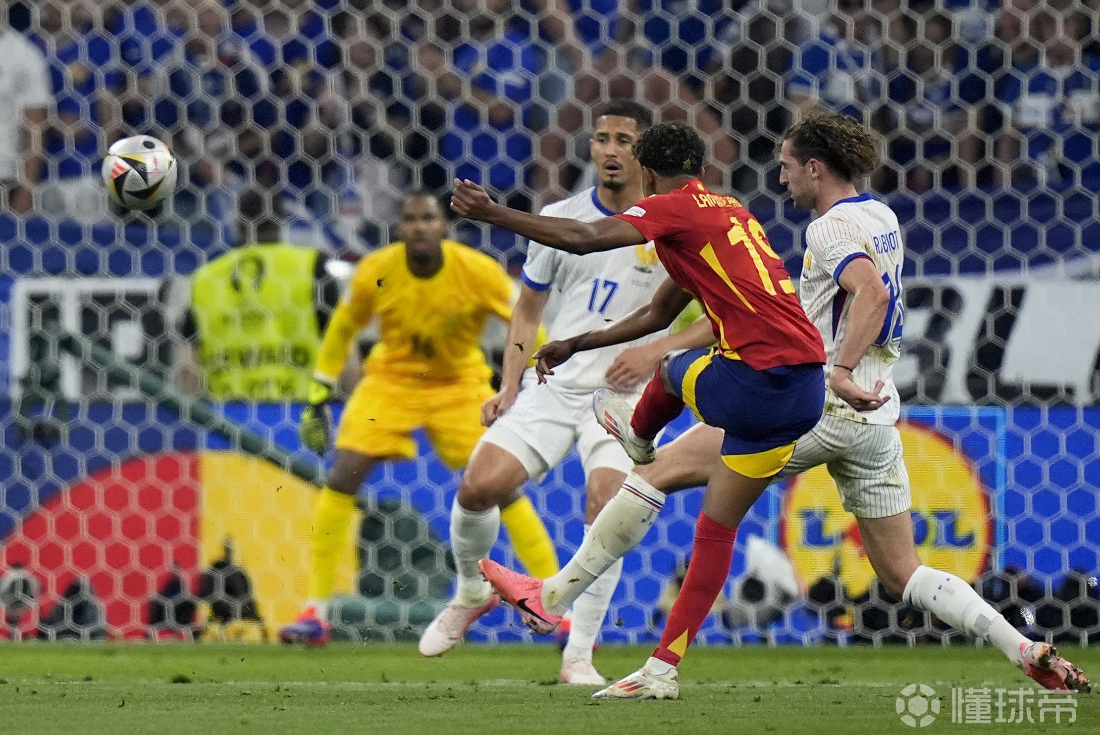 开云下载-热门赛事一触即发：国际足坛激情对决即将上演的简单介绍