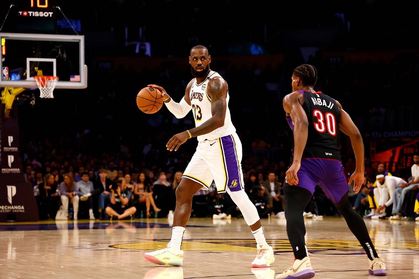 开云体育在线-詹姆斯复出首秀获胜，湖人队保持不败的简单介绍