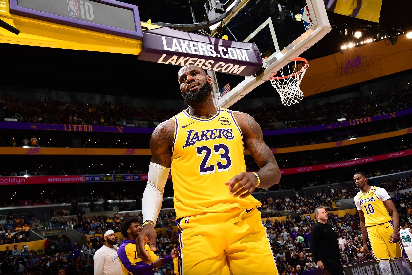 詹姆斯复出首秀获胜,湖人队保持不败的简单介绍 詹姆斯复出首秀获胜,湖人队保持不败的简单介绍