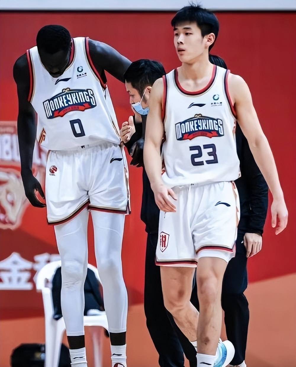 开云体育入口-新疆男篮在战场上英勇抗争，坚韧不拔