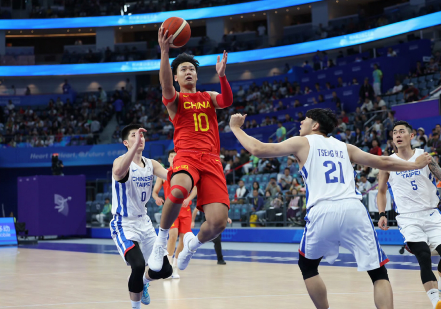 新疆男篮在战场上英勇抗争,坚韧不拔 新疆男篮在战场上英勇抗争,坚韧不拔