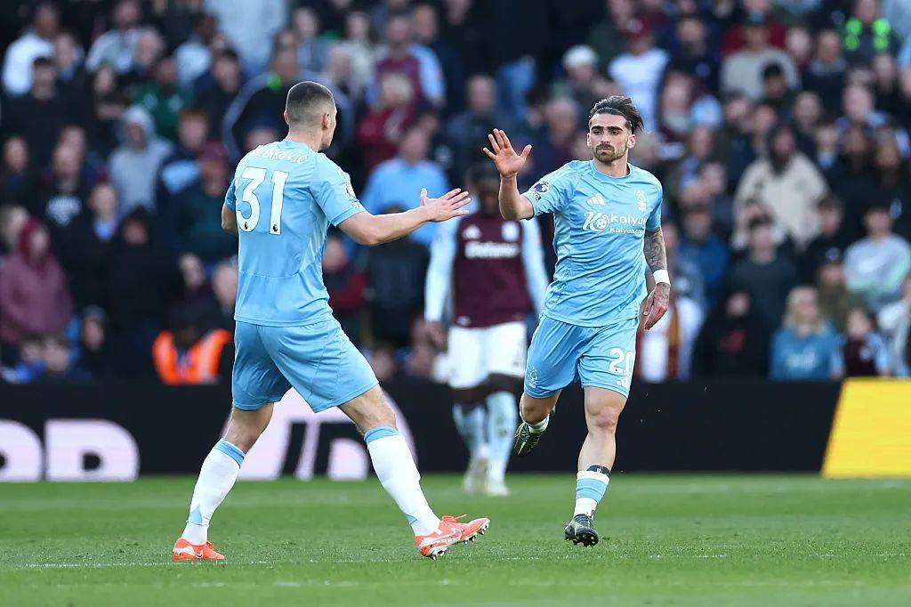 埃弗顿客场逼平对手，保持中游位置的简单介绍