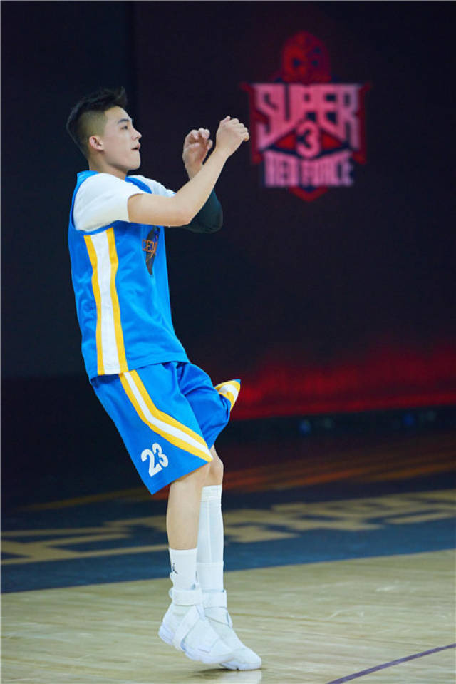 包含俄罗斯篮球超级联赛淘汰赛即将开战，季后赛激烈的词条