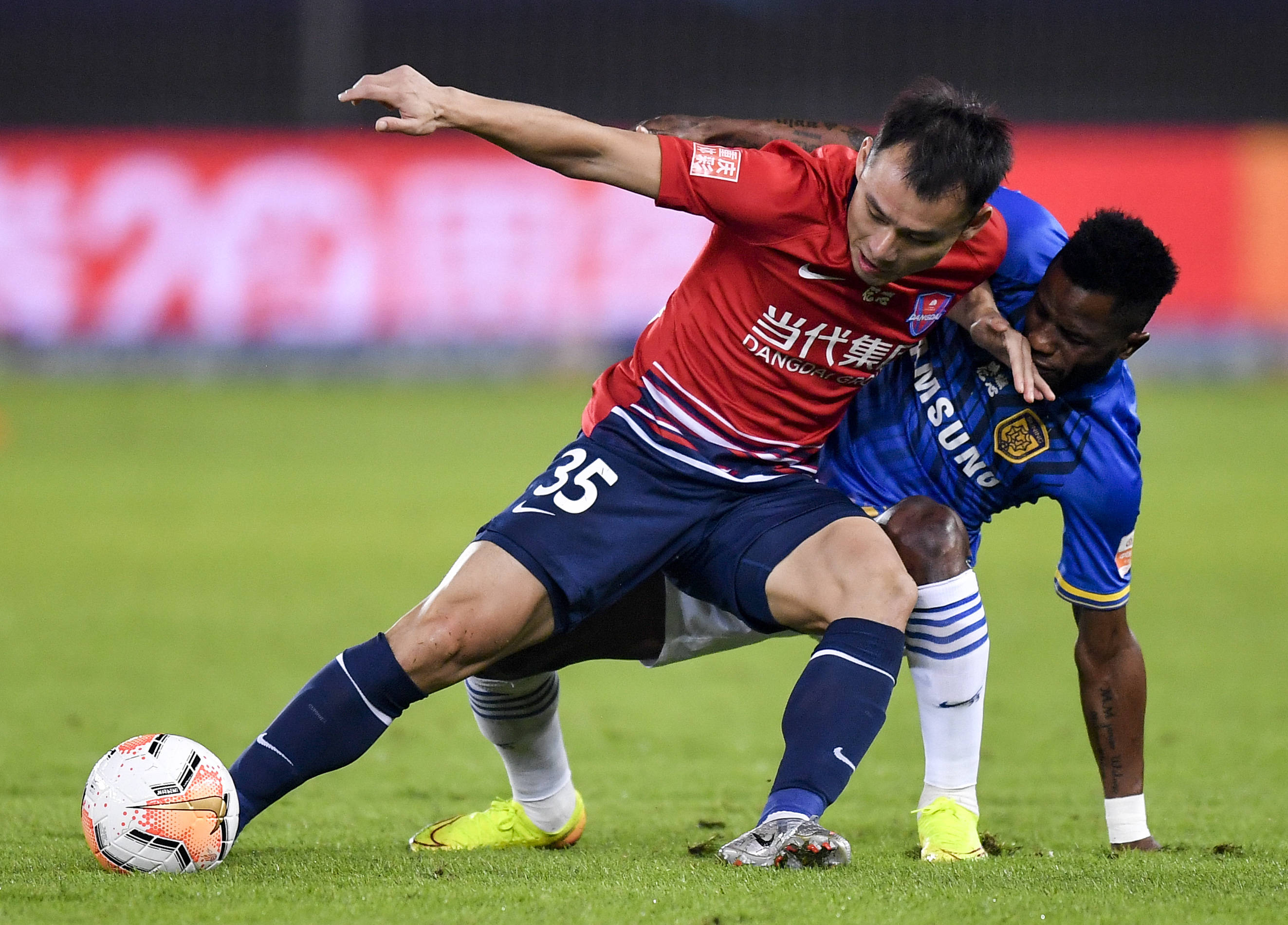 江苏苏宁客场击败重庆斯威，客场三分在握的简单介绍