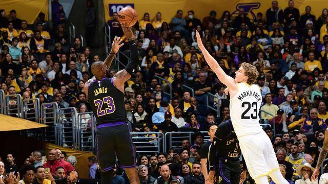 阿斯托克罗斯主场大胜,豪取三分 阿斯托克罗斯主场大胜,豪取三分