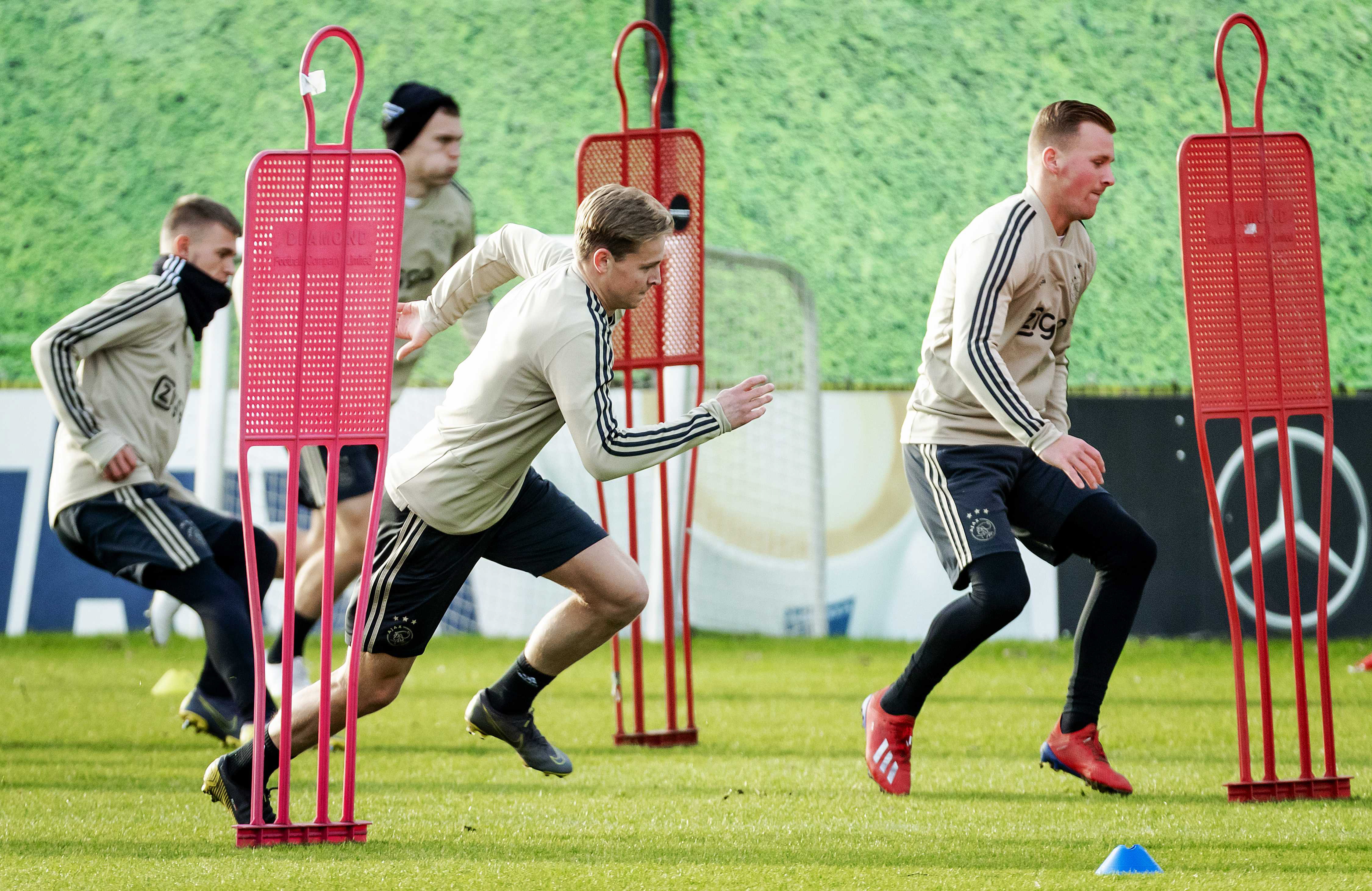 阿贾克斯备战欧冠决赛,风雨无阻拼冠军的简单介绍 阿贾克斯备战欧冠决赛,风雨无阻拼冠军的简单介绍