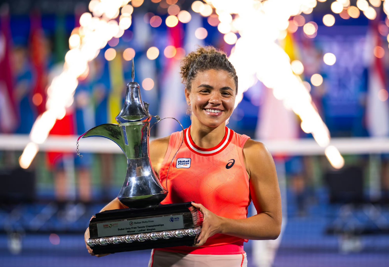 加拿大女子足球队员展现实力，勇往直前