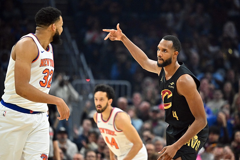 开云体育官方网站-骑士球员私下交流战术，为下一场比赛做准备