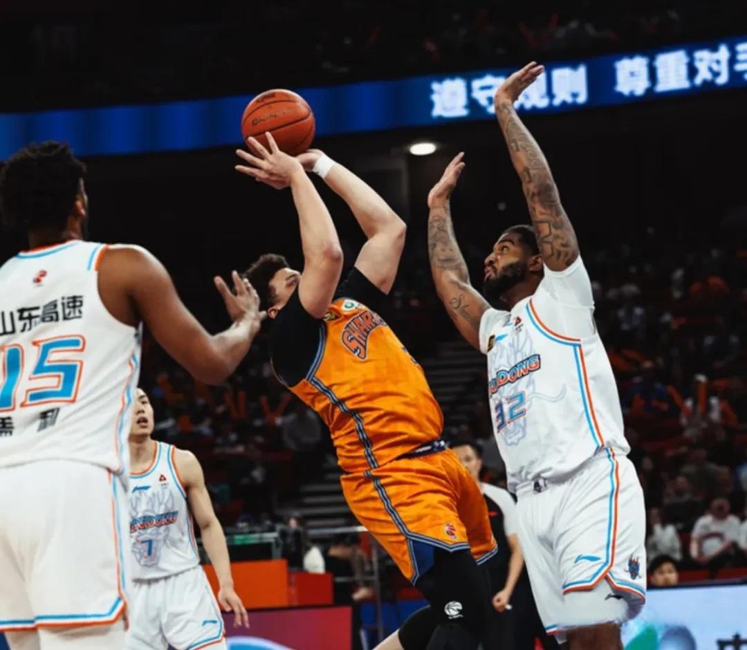 上海男篮成功战胜对手，展现出色表现
