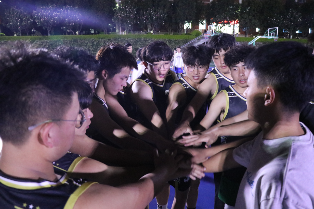 亚洲篮球赛场上双方你来我往 亚洲篮球赛场上双方你来我往