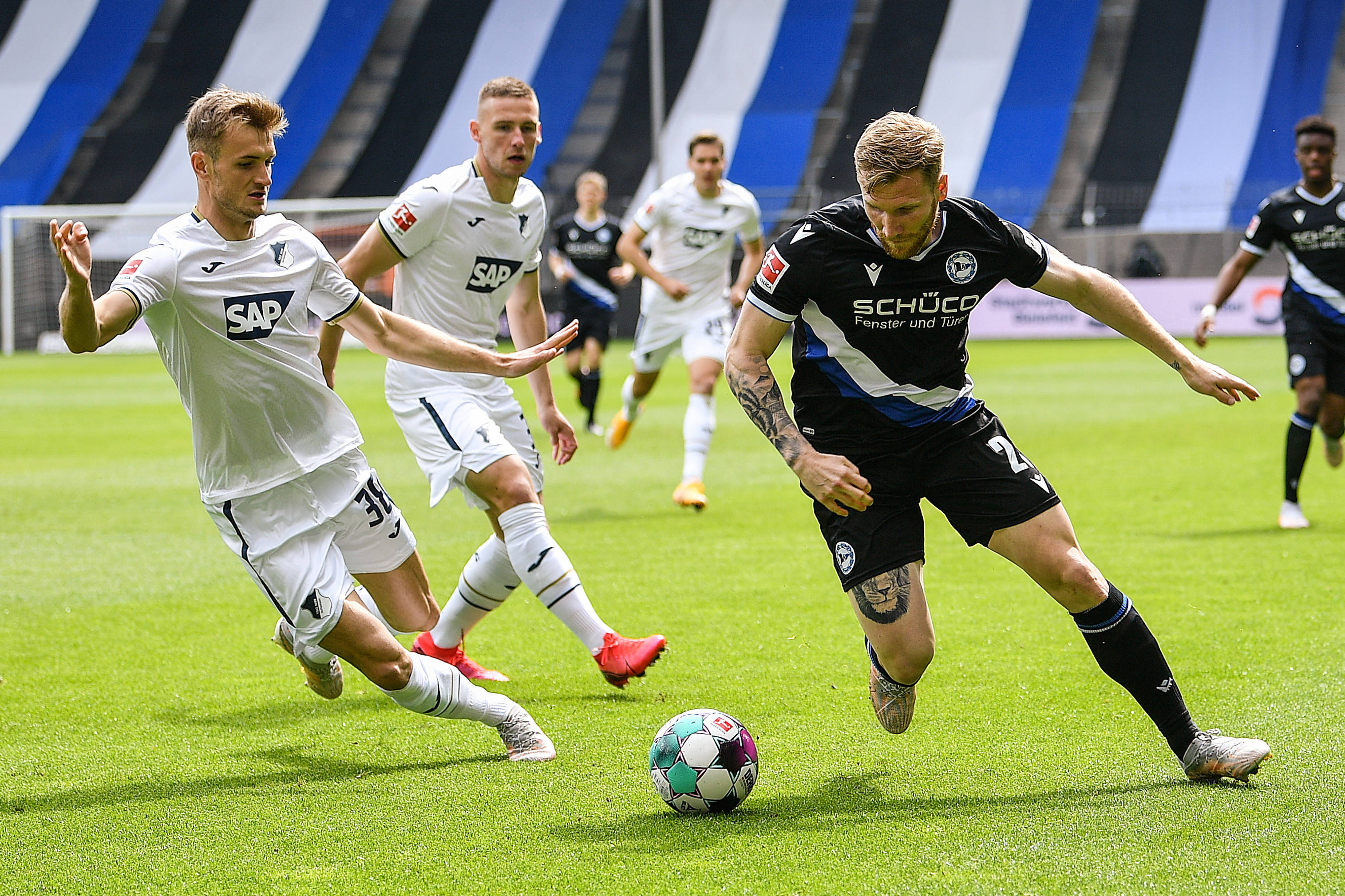 梅斯队在场上展现出不俗实力,取得胜利 梅斯队在场上展现出不俗实力,取得胜利