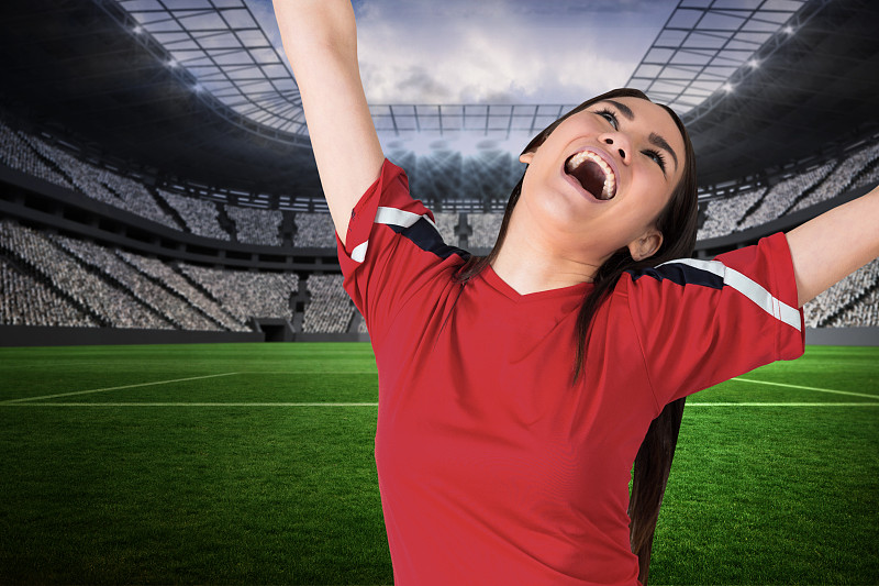 惊险刺激的足球比赛引发球迷疯狂欢呼 惊险刺激的足球比赛引发球迷疯狂欢呼