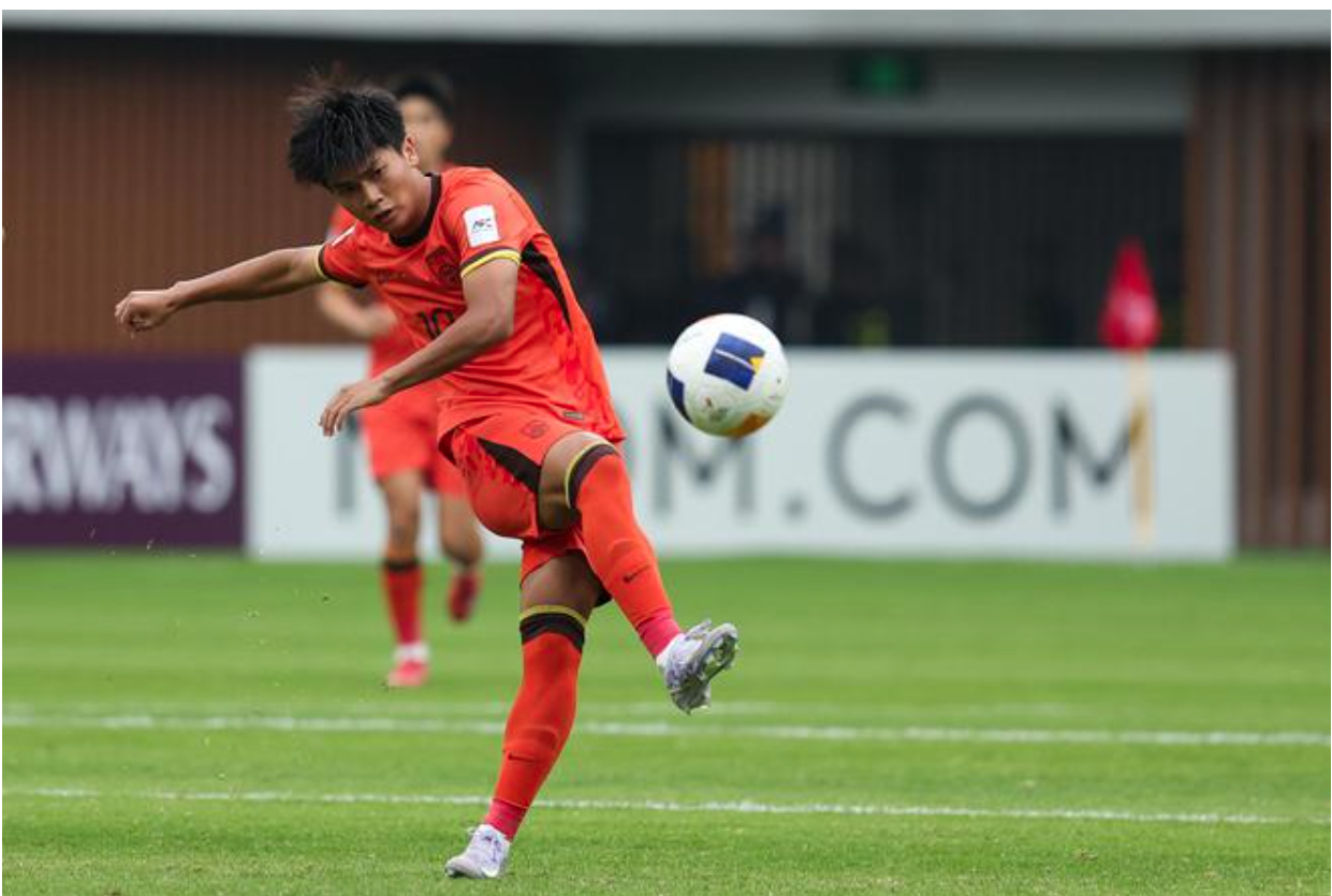 足球场上的激烈较量备受关注 足球场上的激烈较量备受关注