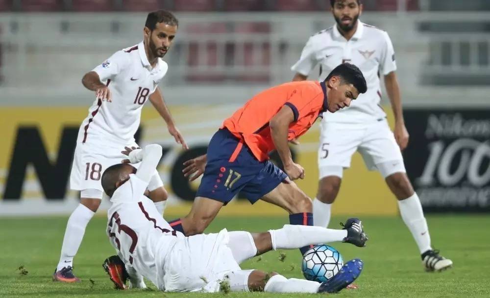 足球场上的激烈较量备受关注 足球场上的激烈较量备受关注