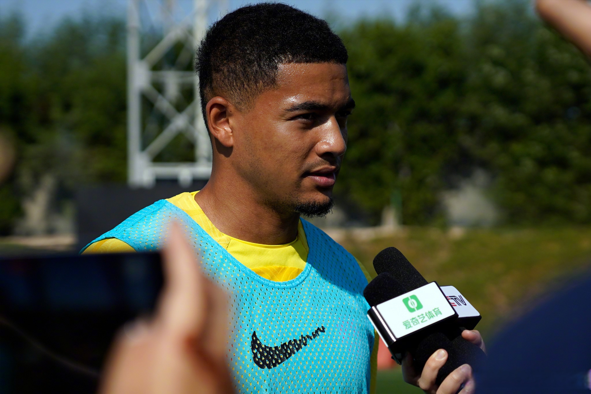 广东队攻防兼备,主帅指导队员提高训练效果 广东队攻防兼备,主帅指导队员提高训练效果