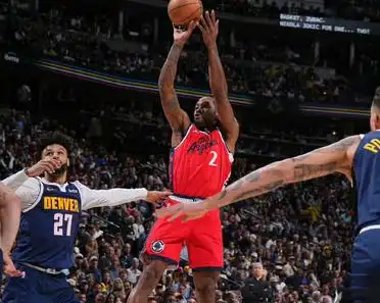 包含中锋成功完成关键最后一攻,帮助球队获胜的词条 包含中锋成功完成关键最后一攻,帮助球队获胜的词条