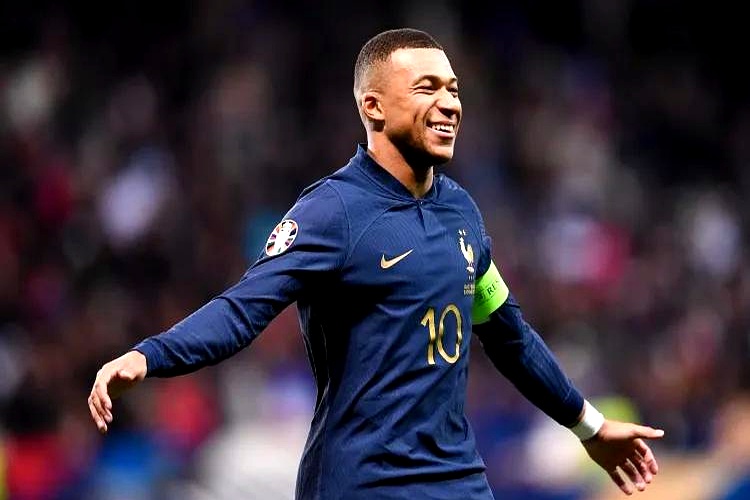 顶级球员实力超群，比赛中轻松击败对手