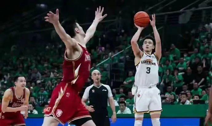 包含重庆男篮客场不敌上海队，遭遇困境的词条