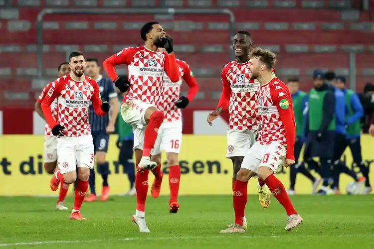 奥格斯堡取得关键胜利,击败美因茨继续前进 奥格斯堡取得关键胜利,击败美因茨继续前进