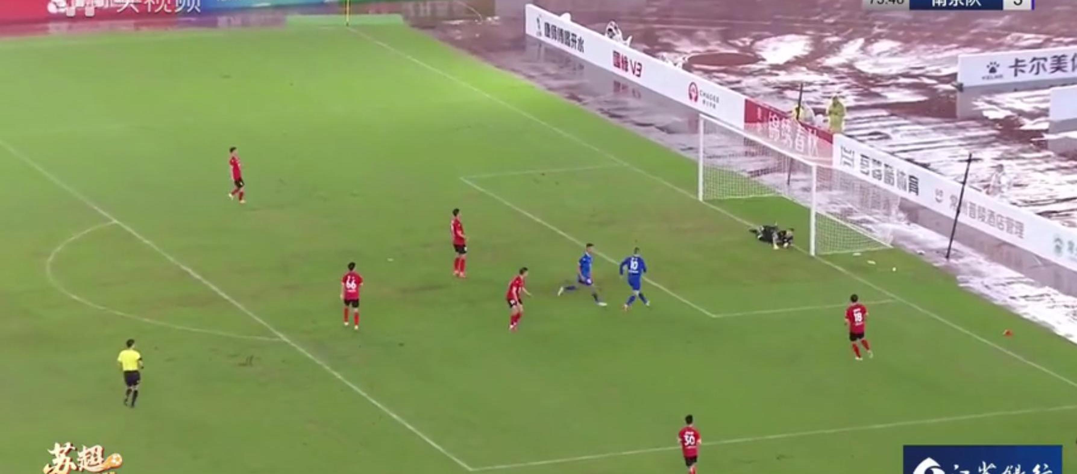 重要比赛结束，球迷掌声雷动