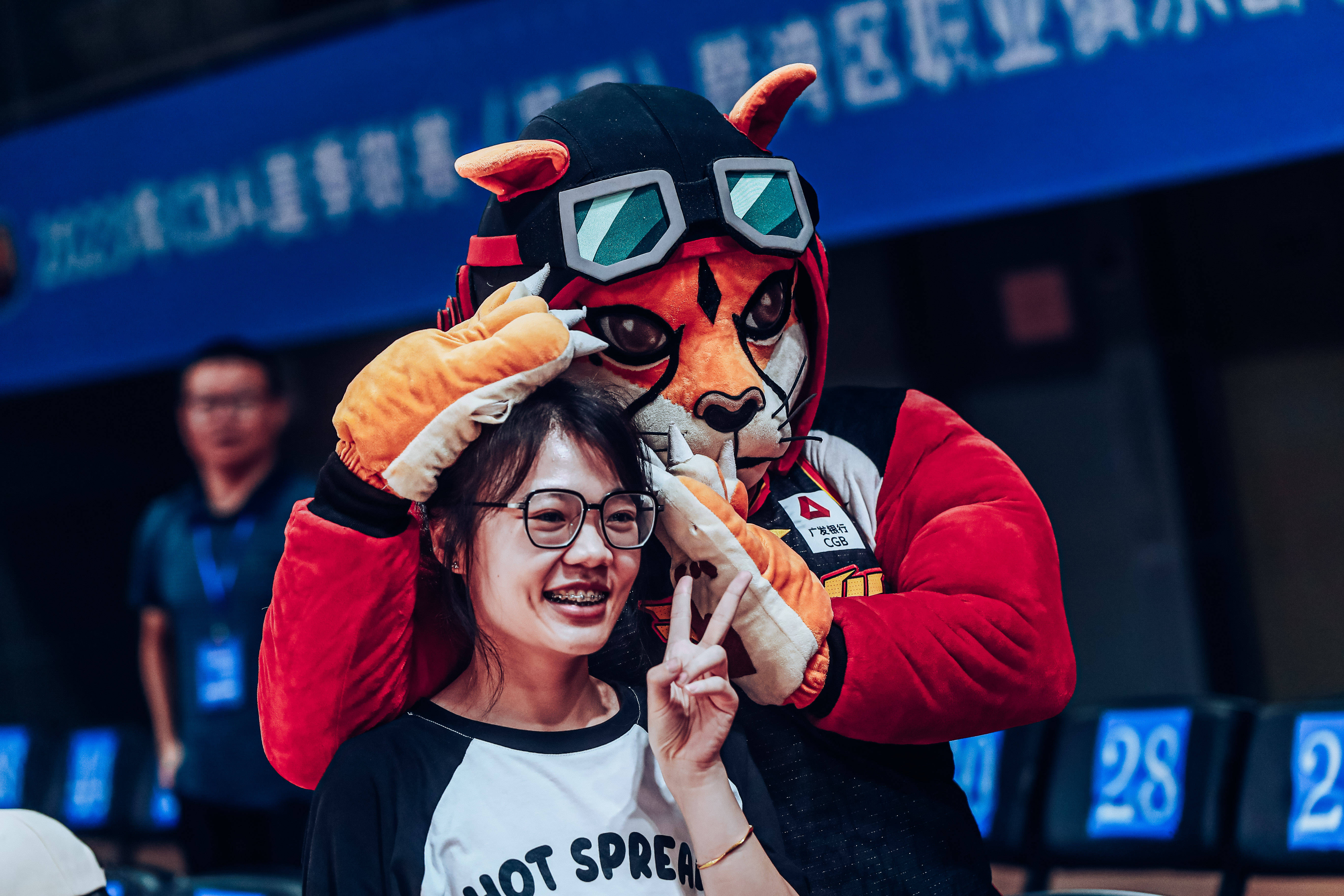 进球狂欢现场,球迷情绪高涨 进球狂欢现场,球迷情绪高涨