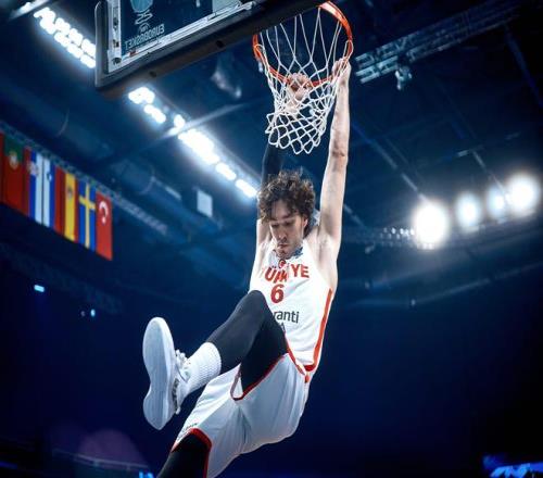 马刺老将经验丰富，成为球队稳定力量