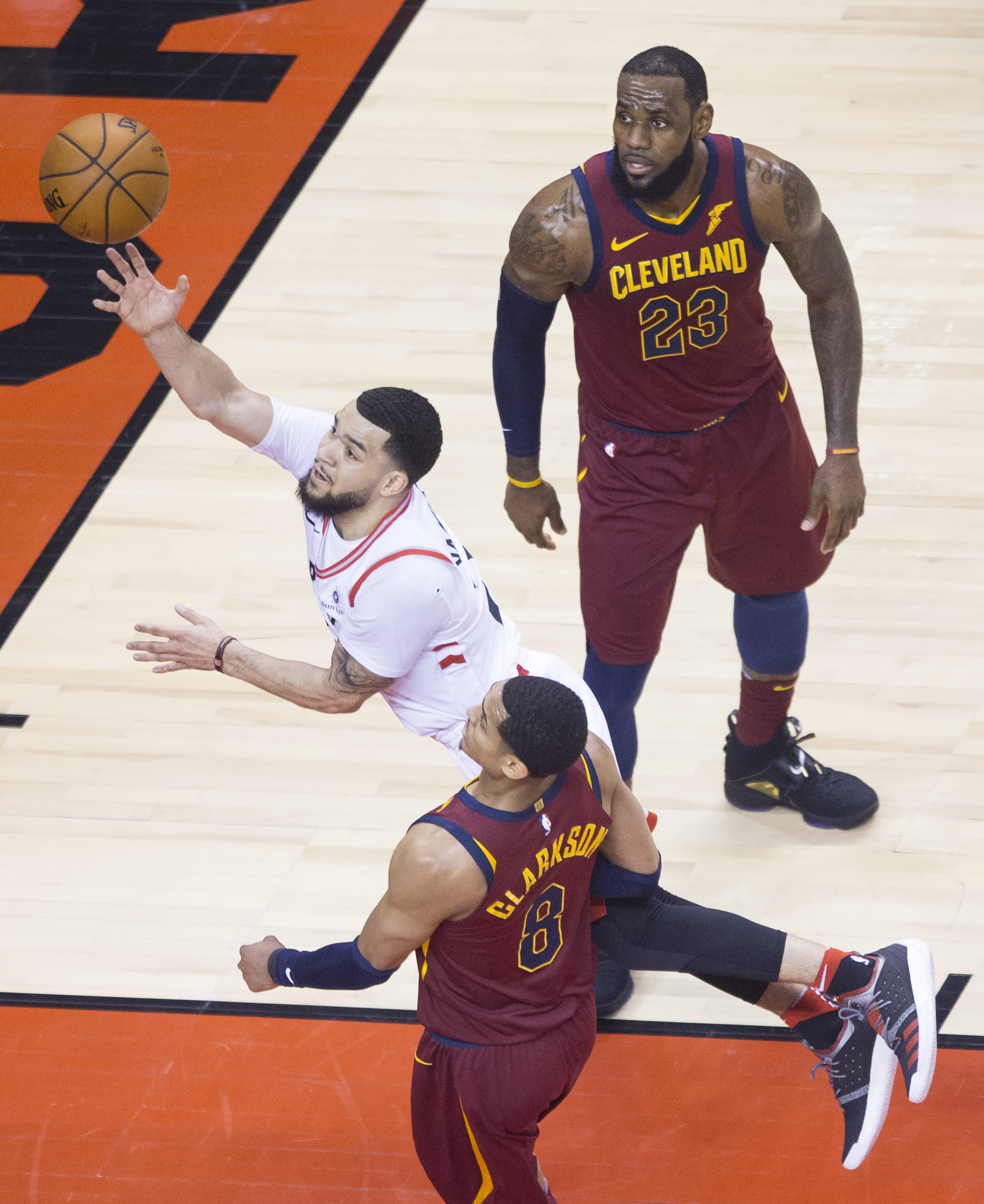 骑士负于猛龙，坦克应战继续