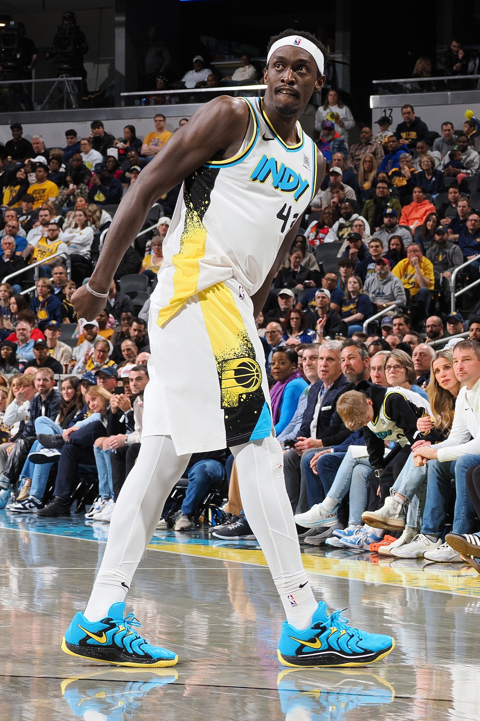 老鹰主场击败步行者，登顶东部