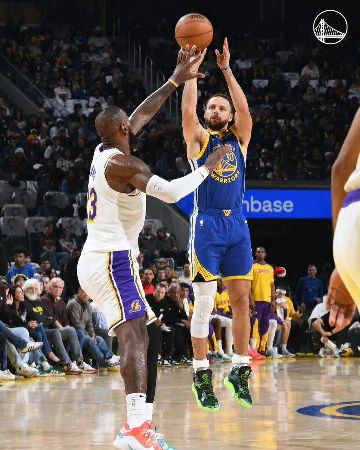 勇士击败湖人,赛季首胜! 勇士击败湖人,赛季首胜!