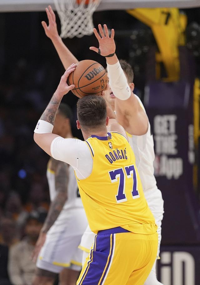 爵士掀翻湖人,取得关键胜利 爵士掀翻湖人,取得关键胜利